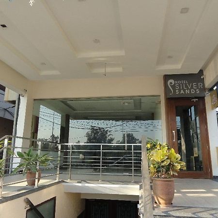 Silver Sands Hotell Chandīgarh Exteriör bild