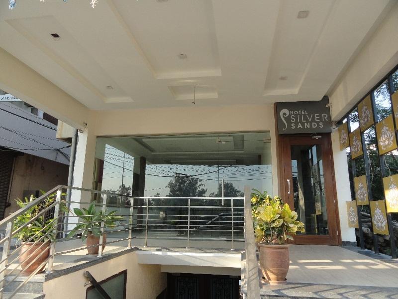 Silver Sands Hotell Chandīgarh Exteriör bild