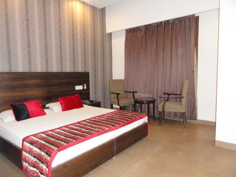 Silver Sands Hotell Chandīgarh Exteriör bild